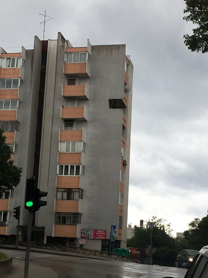 Bytový dom s jedným odlišne vysunutým balkónom v zvislom rade