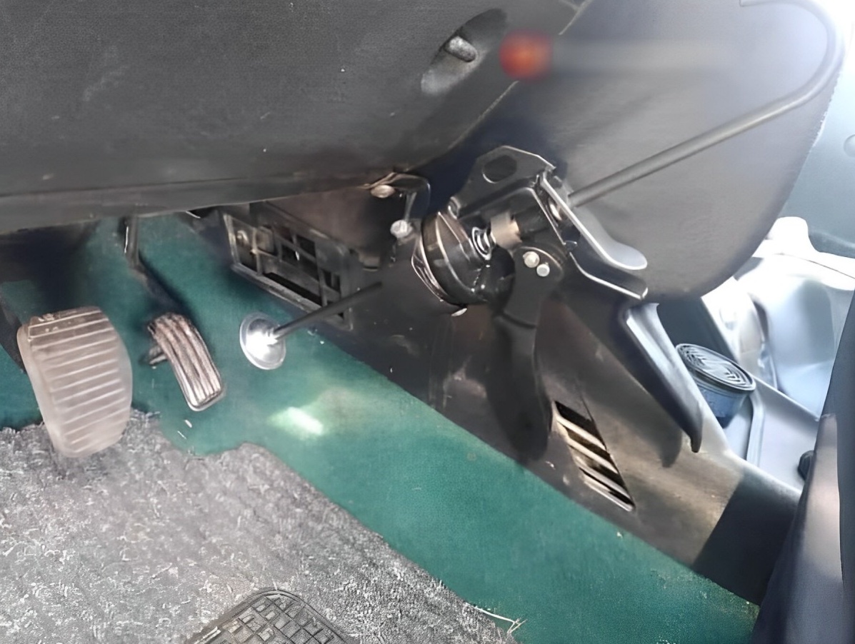 Pridaný pákový mechanizmus pri volante a pedáloch automobilu