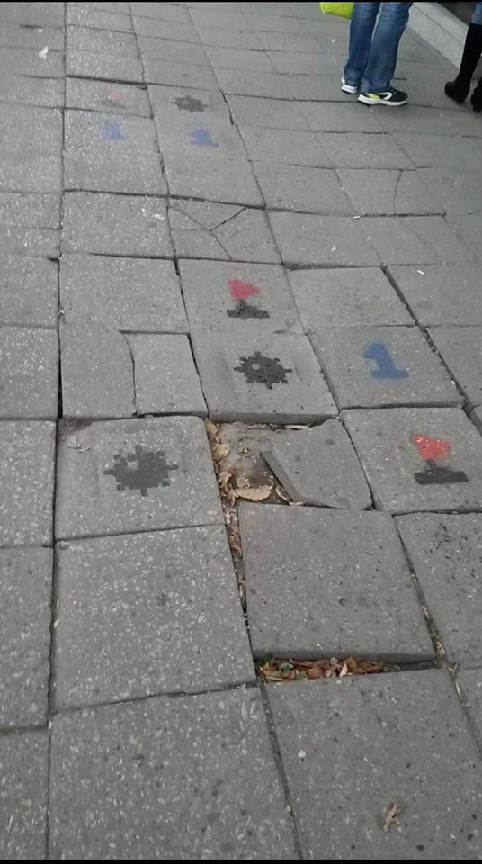 Chodník z obdĺžnikovej dlažby s nepravidelnými škárami a medzerou pri jednom kameni.
