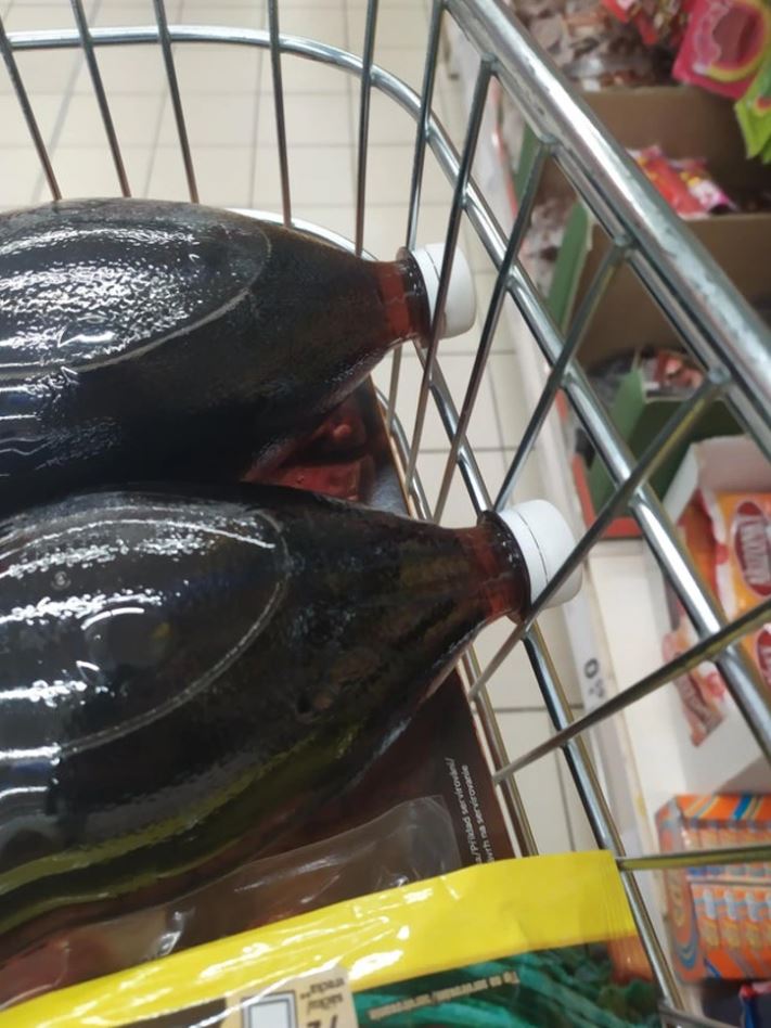 Hrdlá fliaš sú vložené medzi kovové priečky nákupného vozíka.