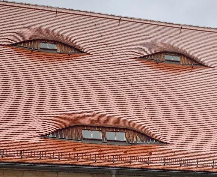 Oblé línie strechy a malé otvory pripomínajú tvár.