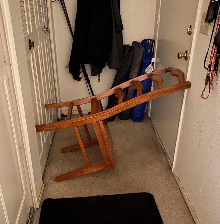 Otočený kus nábytku zaberá priestor pri dverách.