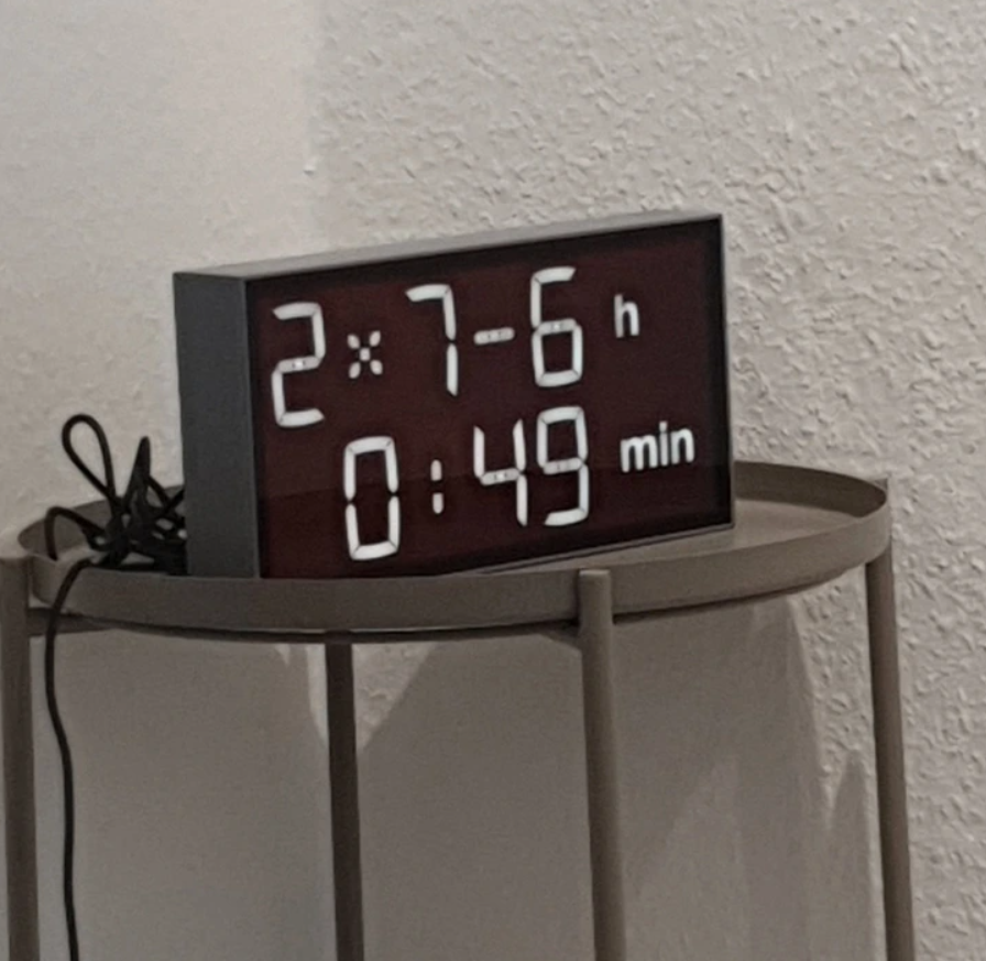 Digitálne hodiny s neprehľadnými znakmi v hornom riadku displeja