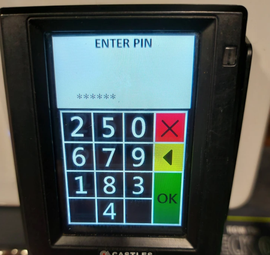 Panel na zadanie PIN kódu s nezvyčajne rozmiestnenými číslicami