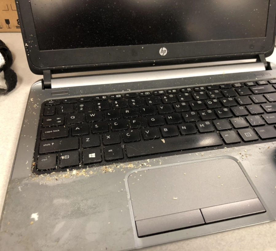 Notebook s neobvykle usporiadanými klávesmi a nečistotami okolo klávesnice