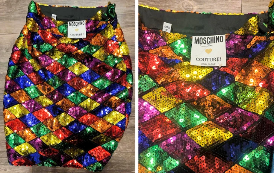 Farebné flitre sa opakujú v pravidelnom geometrickom vzore.