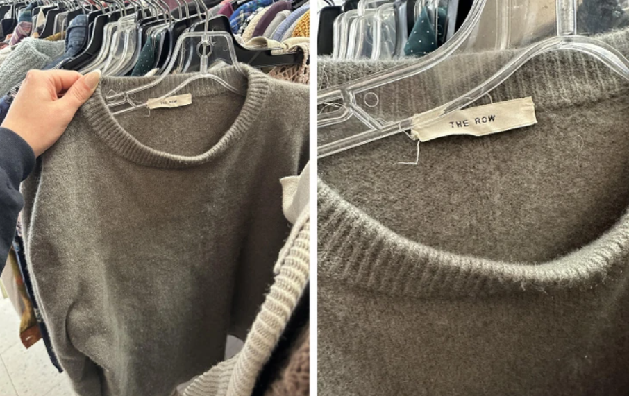 Jednoduchý úplet dopĺňa detail textilnej etikety.