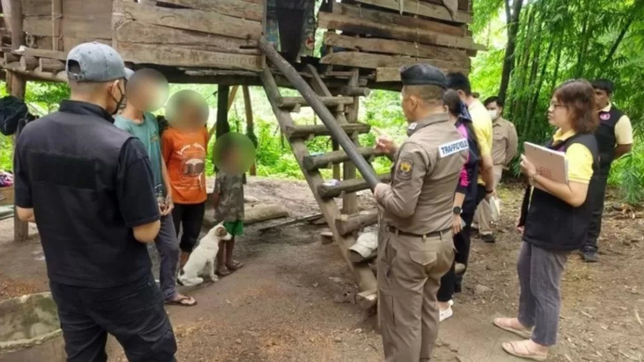 Chlapec zanedbaný rodinou trávil čas so psami a teraz komunikuje štekaním