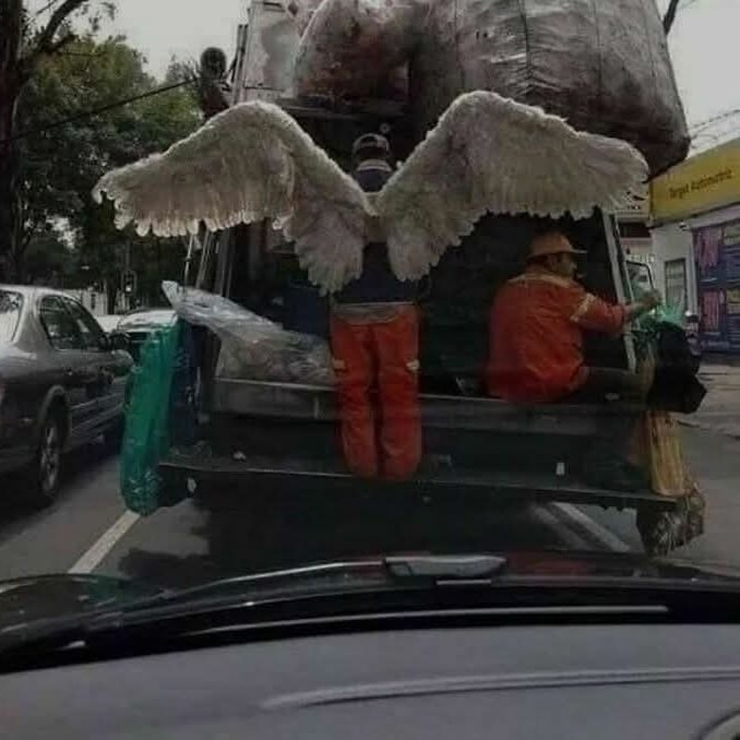 Náklad na korbe malého vozidla s výraznými veľkými krídlami.