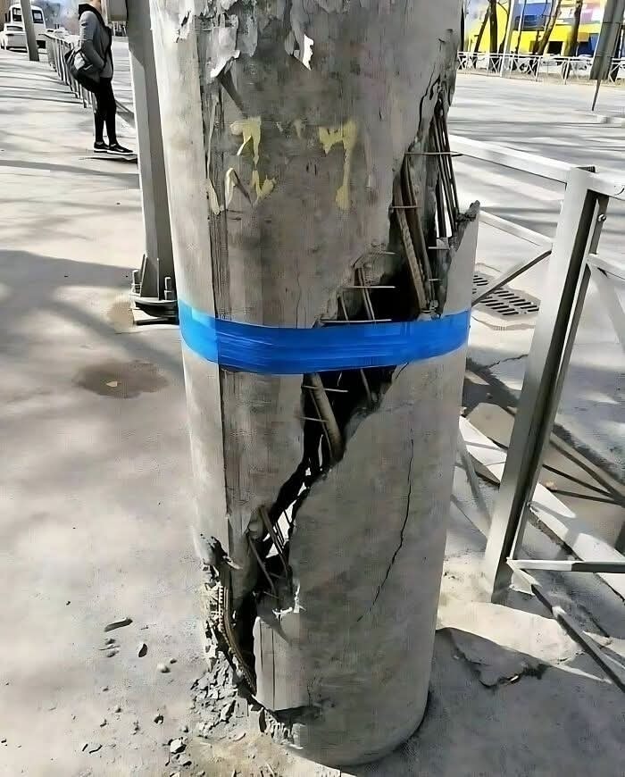Rozštiepený povrch stĺpa obopína modrý pás.