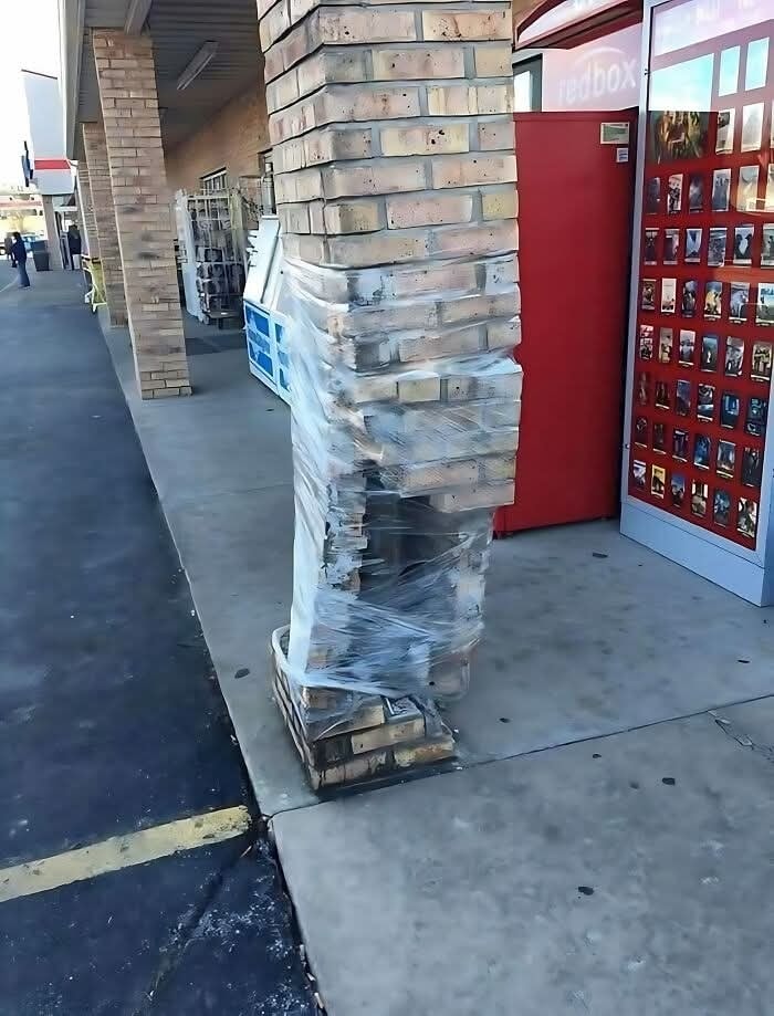 V spodnej časti podpery chýba časť muriva.