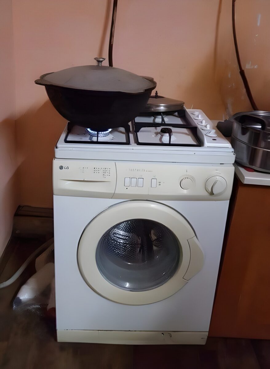 Varná plocha s hrncami umiestnená na vrchu práčky