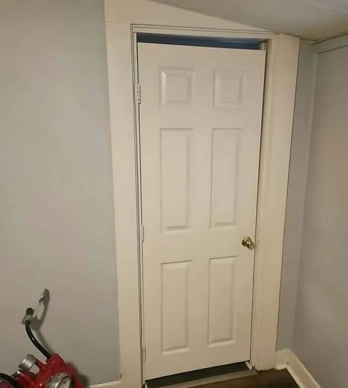 Veľký otvor vypĺňa menšia zárubňa s ďalším lemovaním.