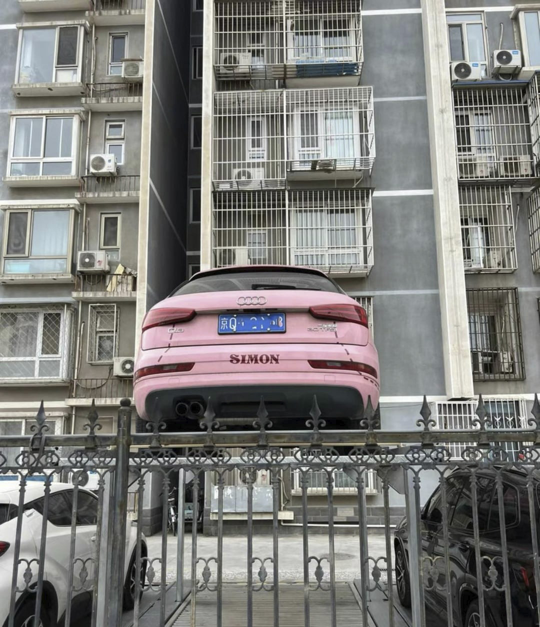 Zdvihnutá parkovacia plošina je z uhla záberu takmer skrytá.