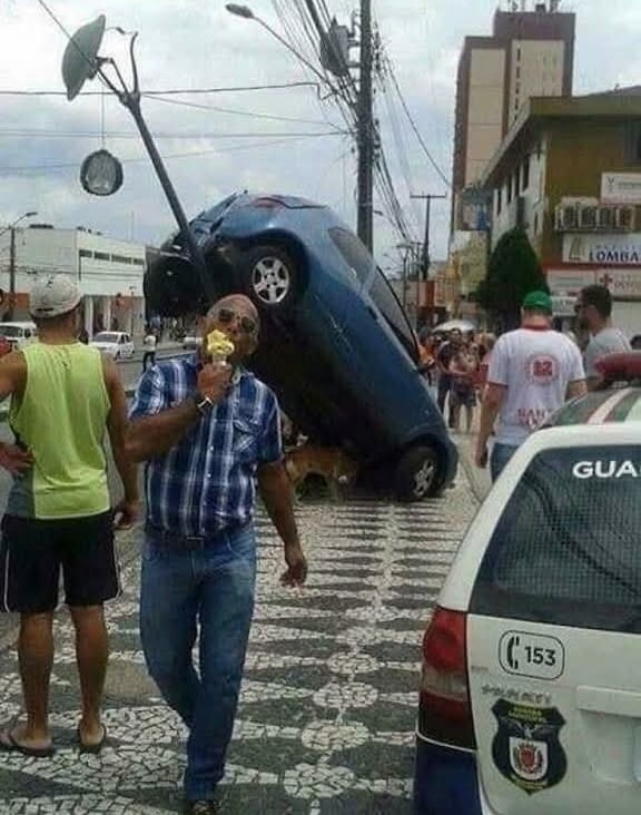 Modré vozidlo je v ulici zachytené v takmer zvislej polohe pri stĺpe.
