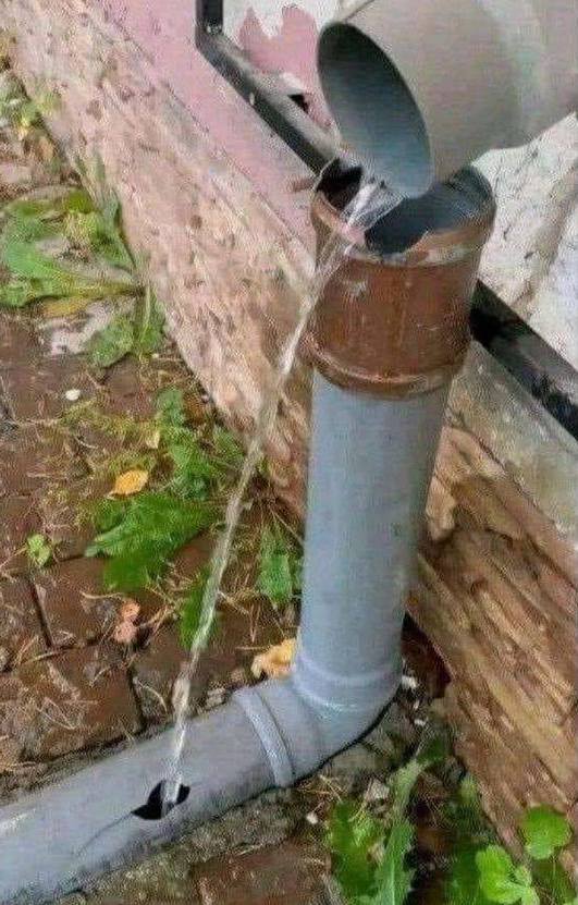 Nepravidelný spoj širšej hornej a užšej spodnej odkvapovej rúry