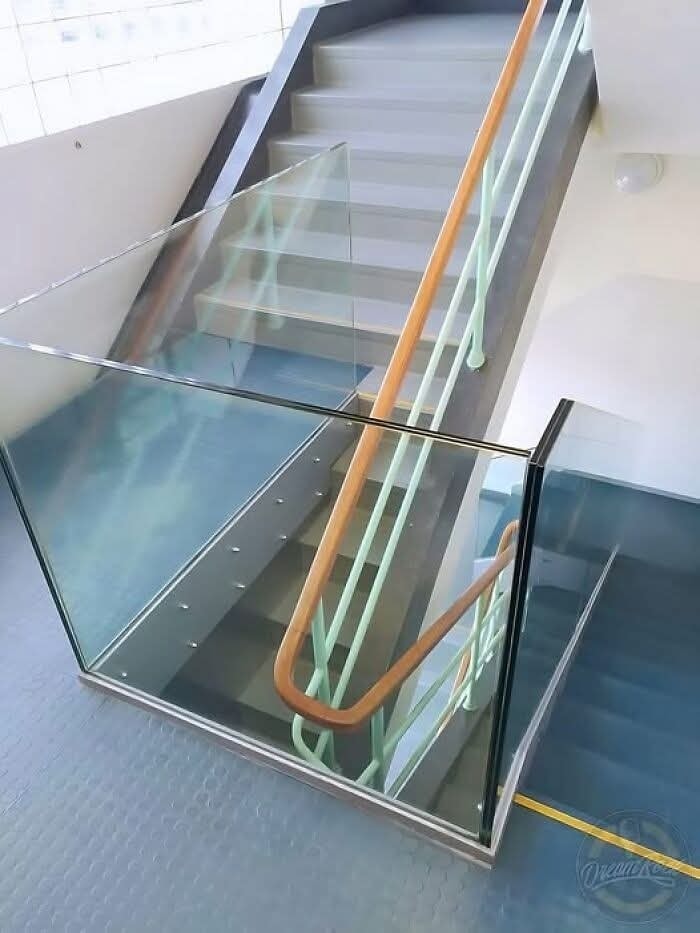 Kovová časť sa na schodisku pretína s líniou priechodu.