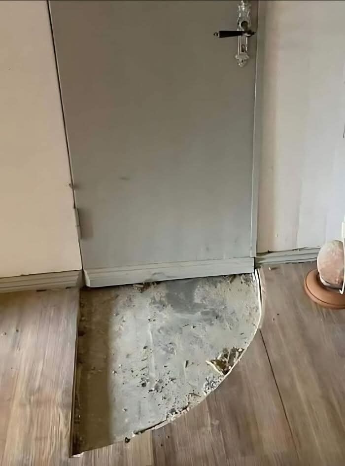 Pri prahu zostal pás odkrytého podkladu medzi drevenými plochami.