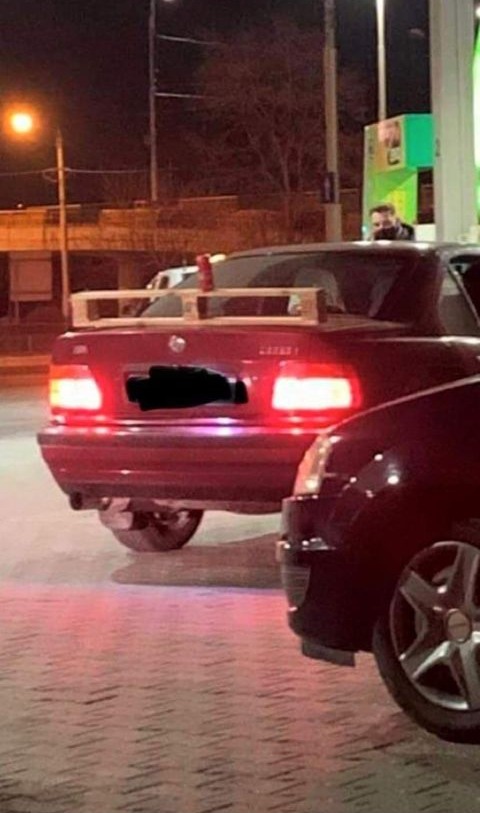 Červený automobil s veľkým zadným spojlerom odfotografovaný v noci