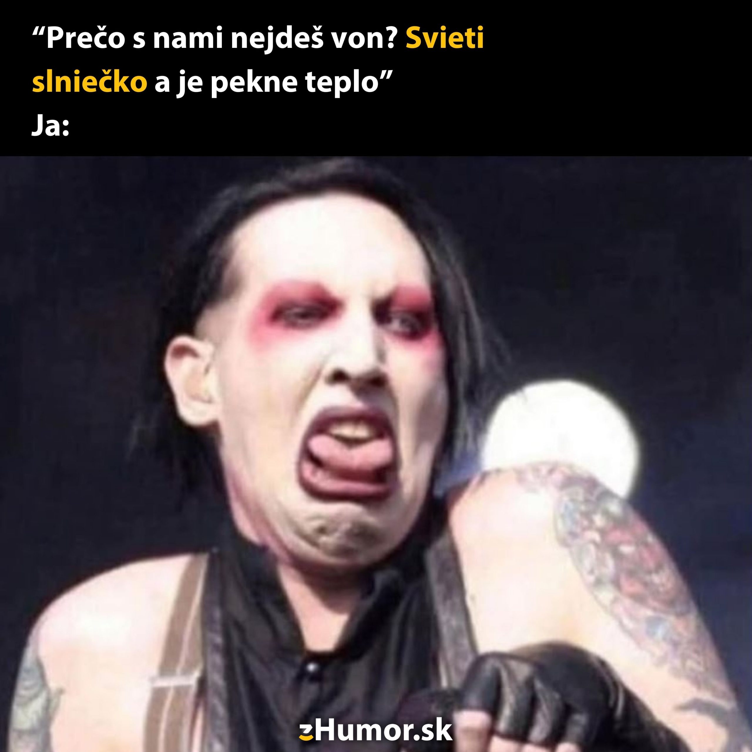 Osoba s extravagantným make-upom robí komickú grimasu. Text nad obrázkom hovorí o slnečnom počasí.