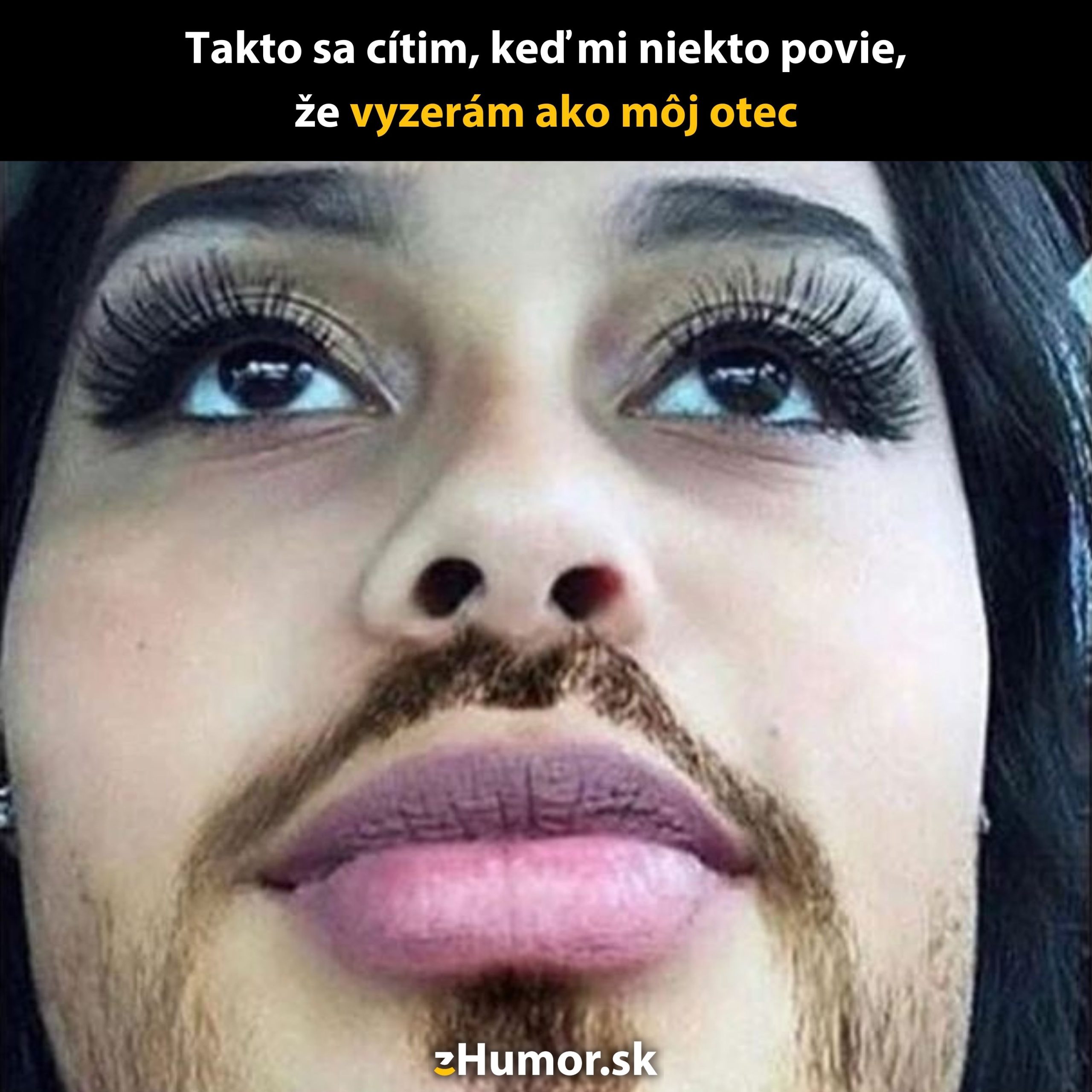 Žena s parodickým fúzom na tvári a veľkými riasami, zábavná fotomontáž o podobe s otcom.