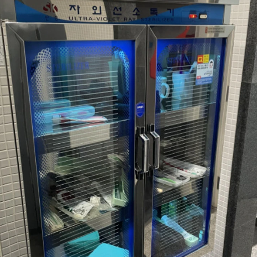 Skrinka s označením UV sterilizátora