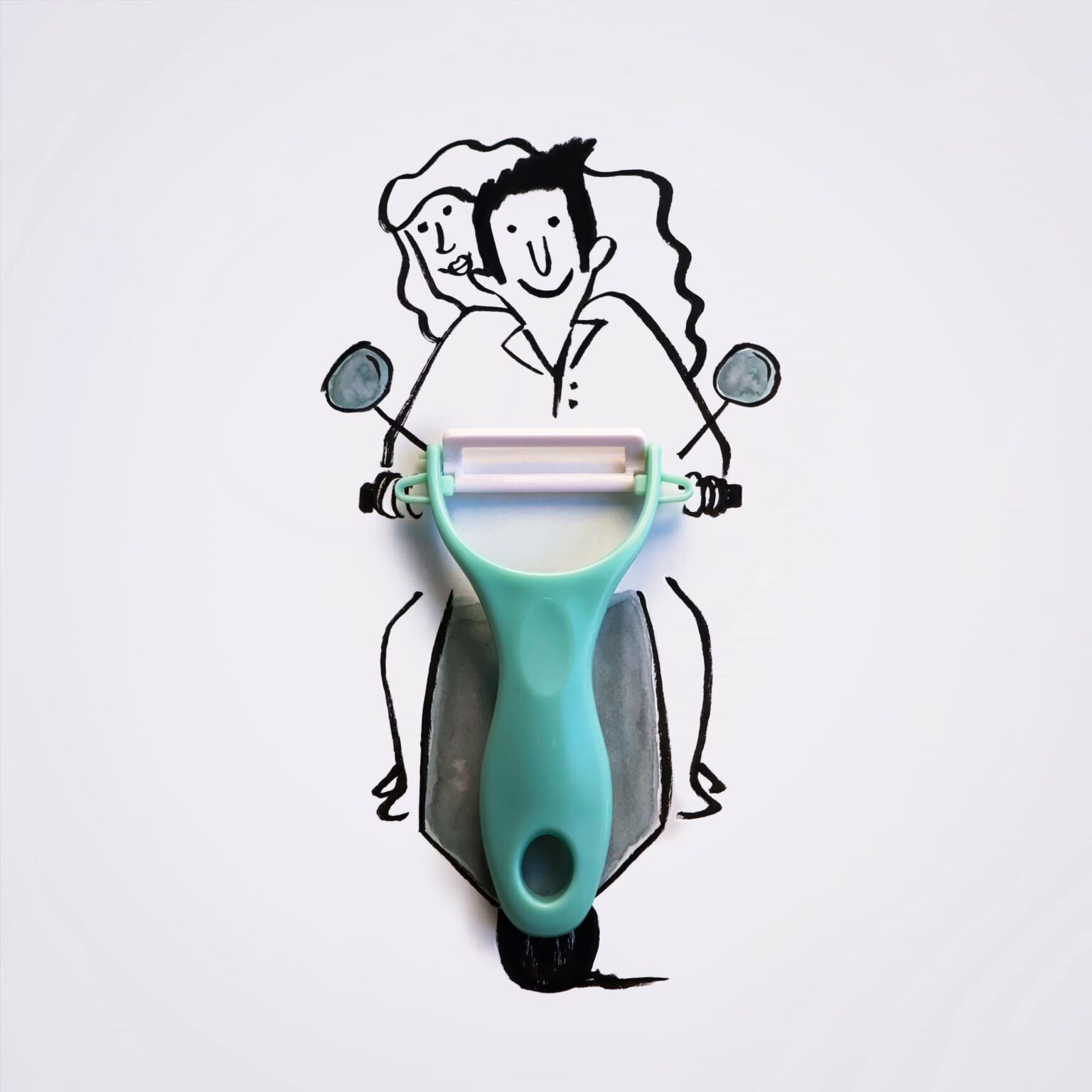 Ilustrácia páru na motorke, pričom škrabka slúži ako predná časť vozidla. Kreatívna kuchynská ilustrácia.