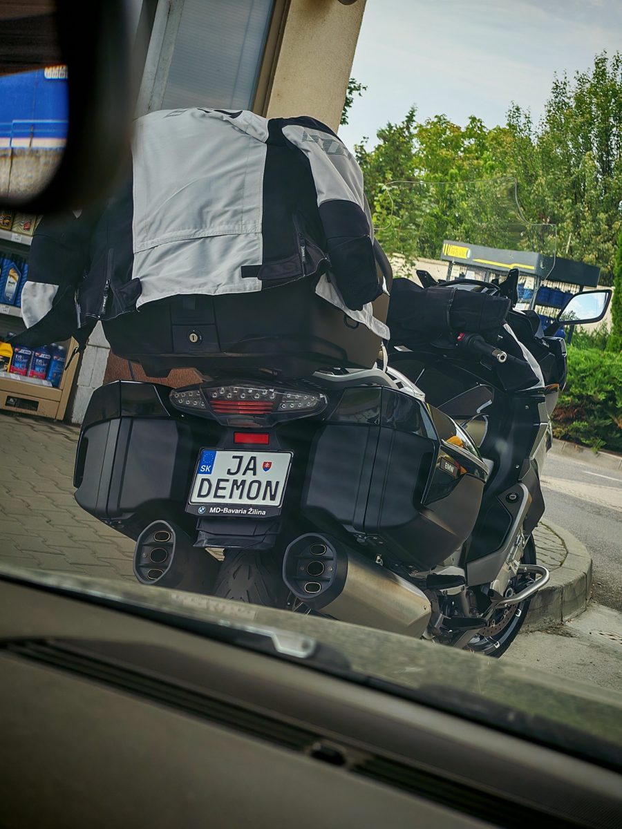 Motorka s poznávacou značkou JA DEMON zaparkovaná na čerpacej stanici.