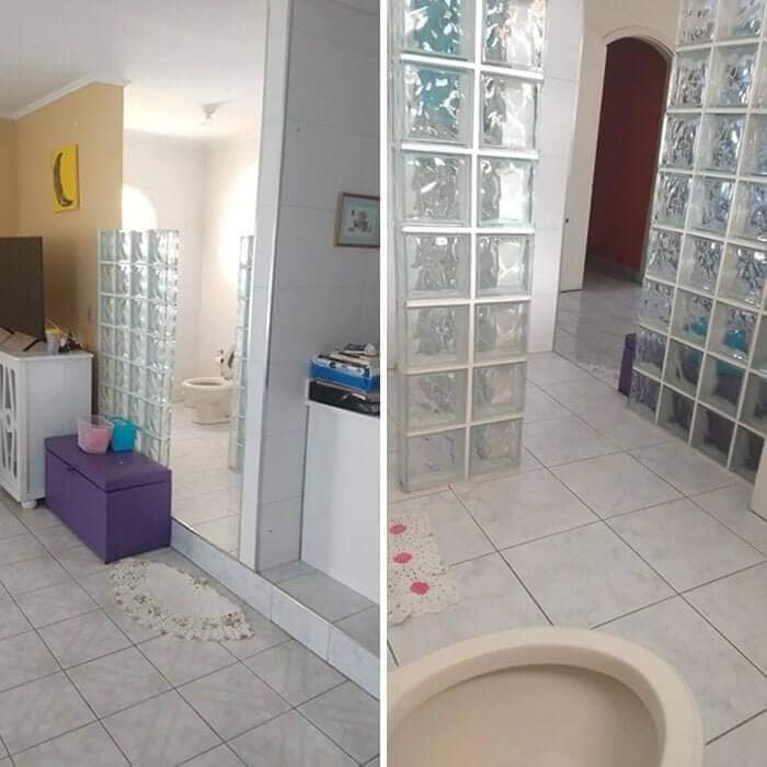 Interiérový priestor s kúpeľňou čiastočne oddelenou sklenenou priečkou, svetlá dlažba, moderný dizajn.