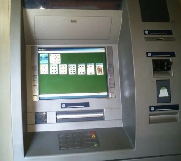 Bankomat so zobrazenou hrou Solitaire na obrazovke.