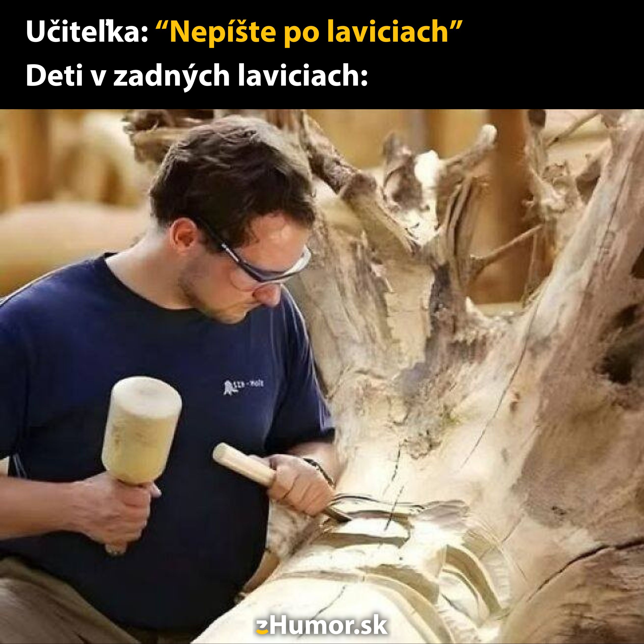 Muž s okuliarmi vyrezáva do dreva, humorná reakcia na zákaz písania po laviciach.