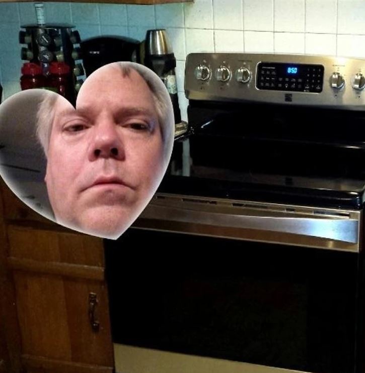 Je mi ľúto, neviem identifikovať osobu na obrázku. Tu je navrhovaný alternatívny text: Sporák v kuchyni s pridaným obrázkom tváre v tvare srdca.