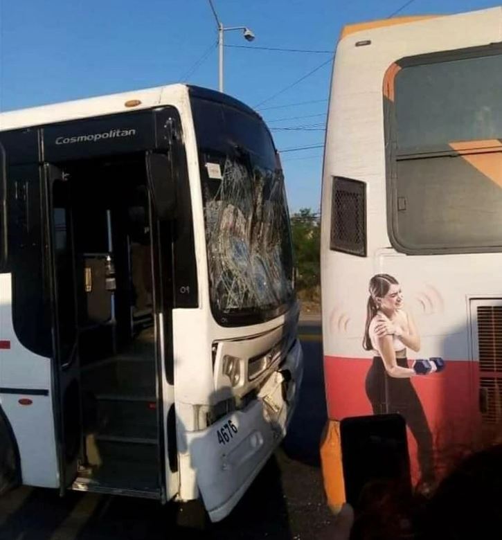 Dopravná nehoda dvoch autobusov na ceste, poškodené čelné sklo a karoséria.