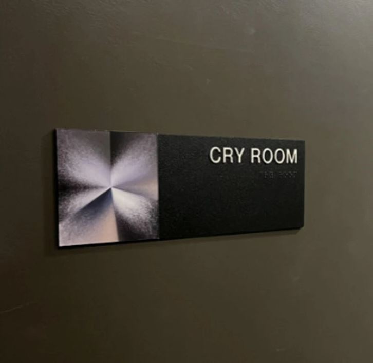 Nápis Cry Room potrebuje kontext