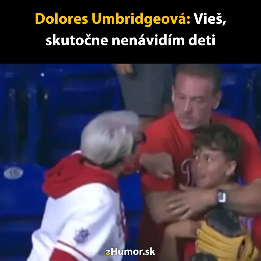 Ľudia na štadióne diskutujú, muž objíma dieťa. Text: Dolores Umbridgeová: Vieš, skutočne nenávidím deti.