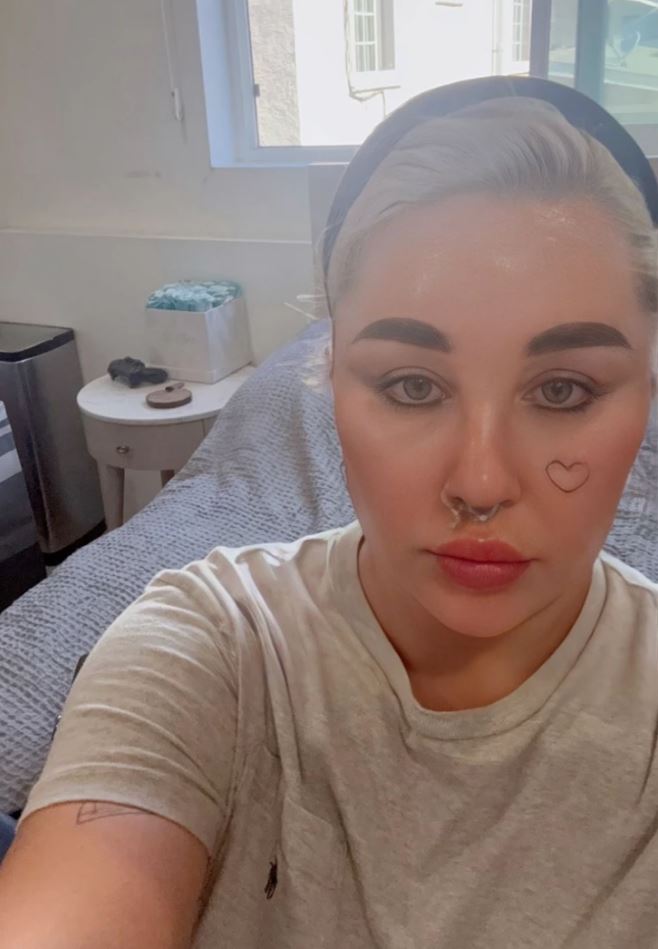 Prepáč, ale nemôžem identifikovať ľudí na obrázkoch. Tu je alternatívny text: Osoba v izbe so sebou robí selfie, v pozadí vidieť posteľ a okno.
