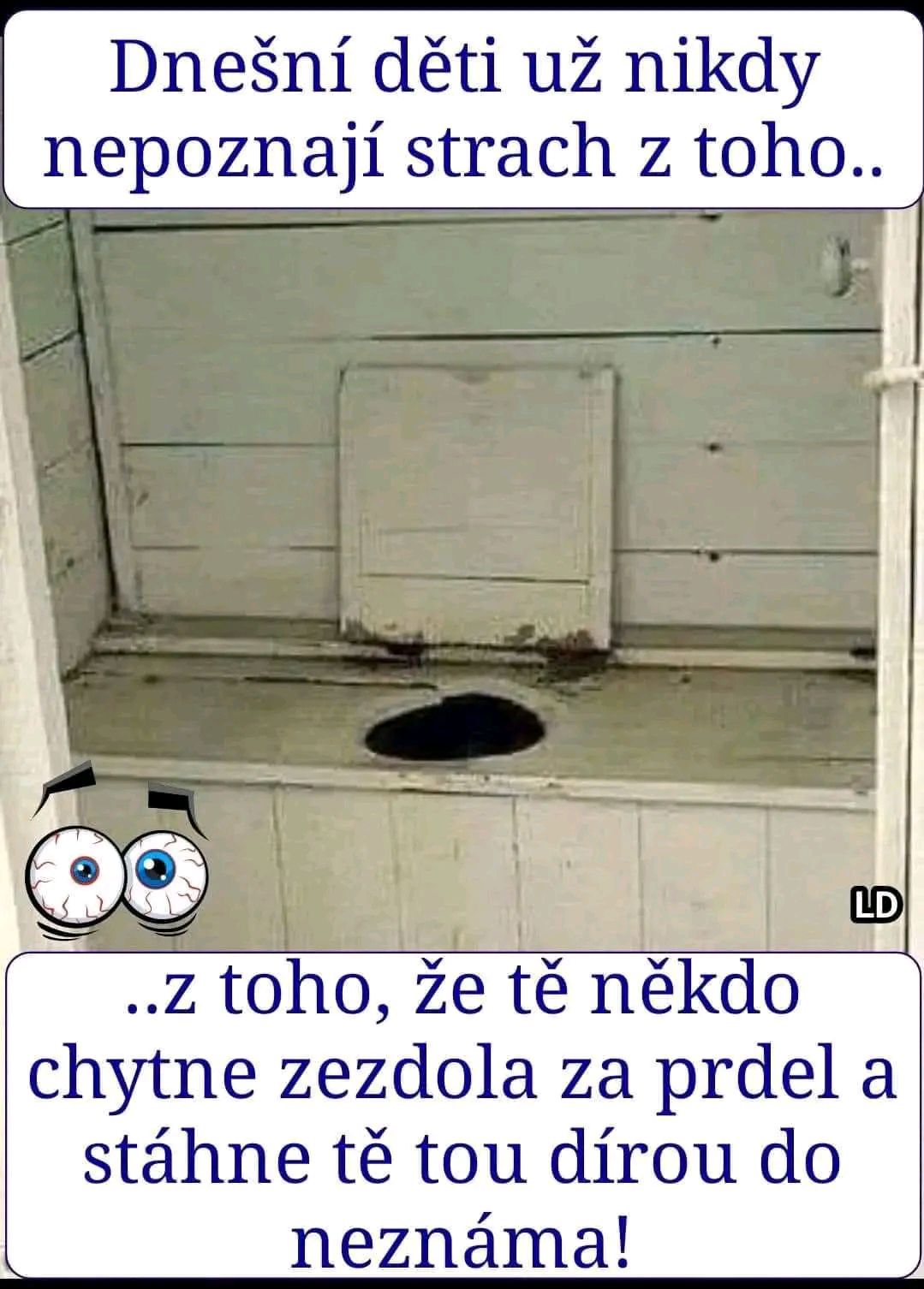 Staré drevené latrína s textom o detskom strachu, humorný meme.