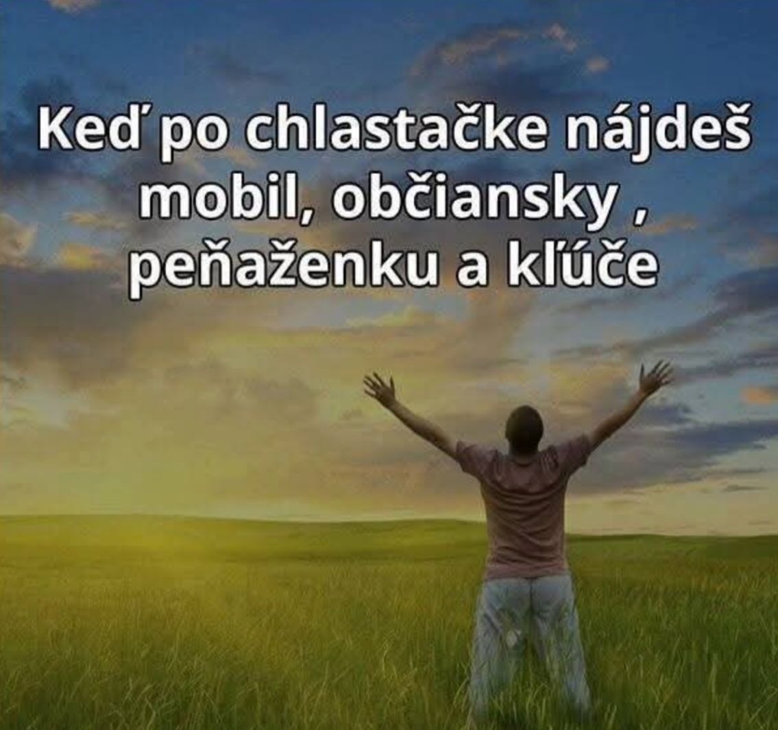 Osoba s rozpaženými rukami na poli pri východe slnka, text o nájdení vecí po večierku.