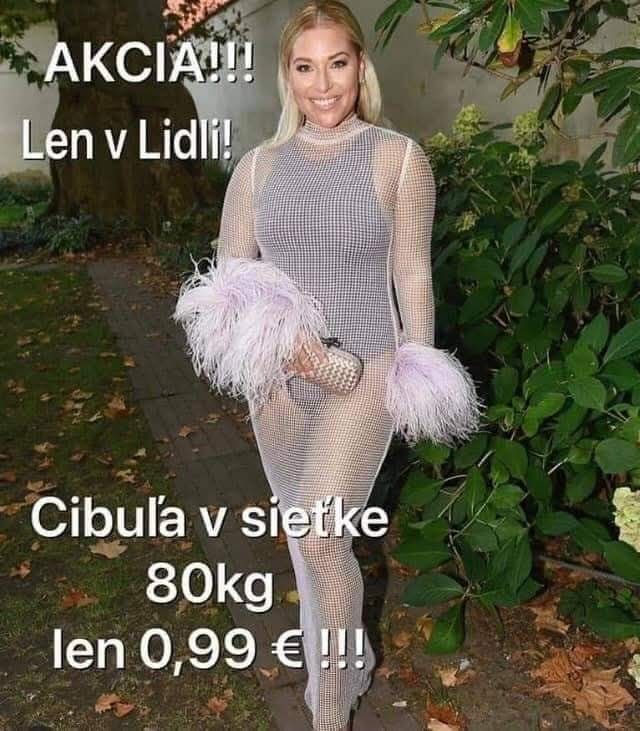 Žena v jemnom outfite s nápisom AKCIA!!! Len v Lidli! Cibuľa v sieťke 80 kg len 0,99 €!!! v záhrade.