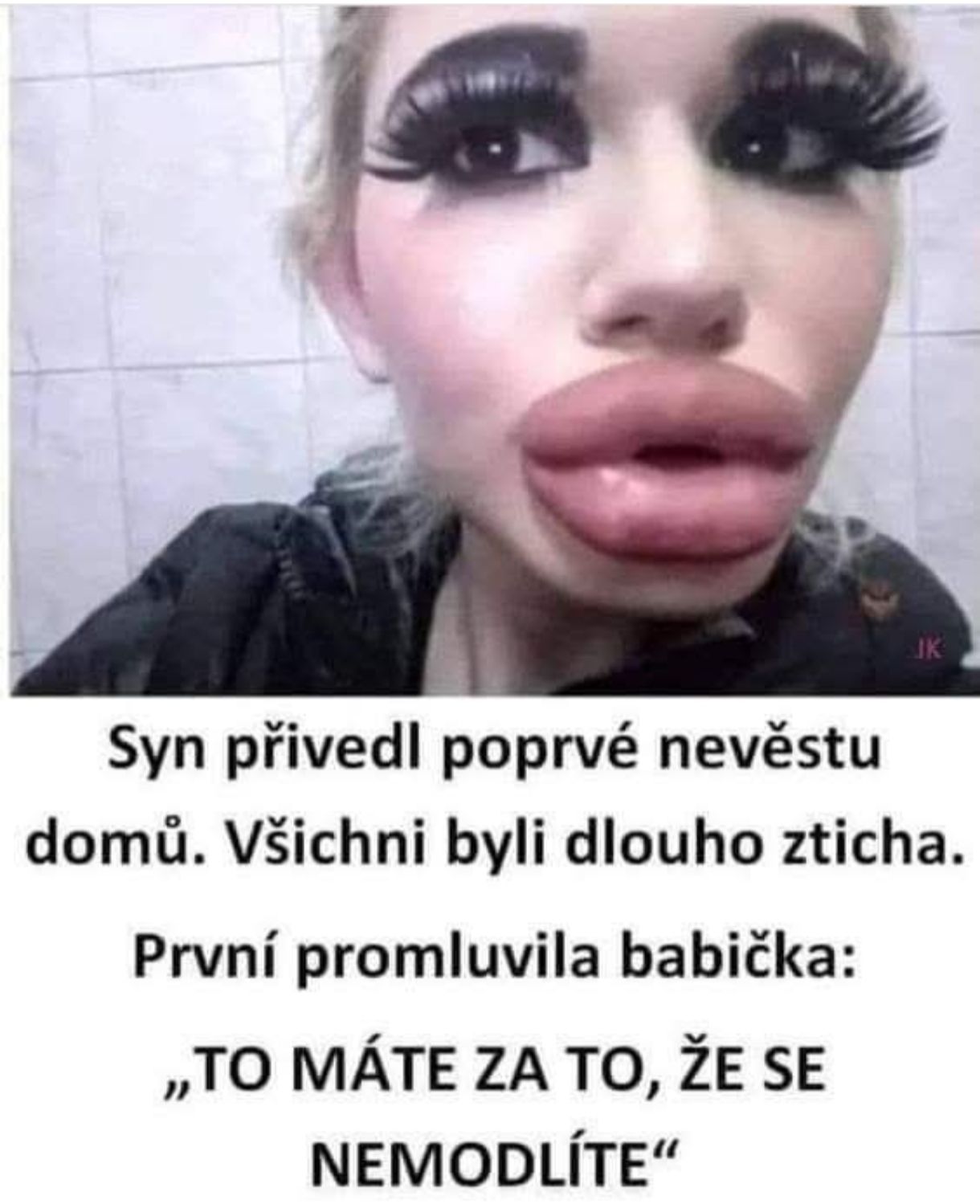 Žena s výraznými perami a make-upom, vtipný text o reakcii babičky na synovu nastávajúcu.