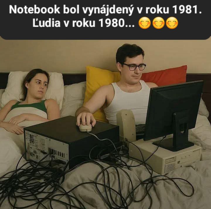 Muž v posteli so starým počítačom a podráždenou ženou, humorne naznačujúci život pred érou notebookov.