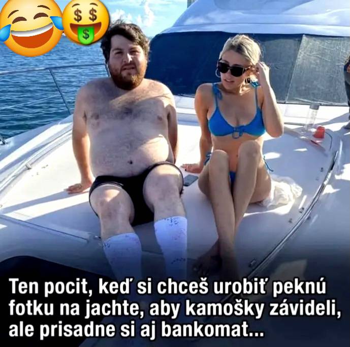 Osoby na jachte pózujú na slnku, jedna v plavkách, druhá s výrazným kontrastom outfitu. Vtipná nálada s emotikonmi.