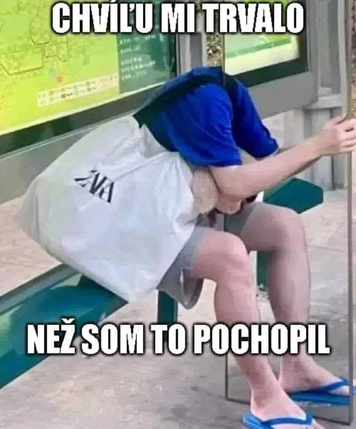 Osoba na lavičke s hlavou v taške, vtipný moment s textom Chvíľu mi trvalo než som to pochopil.