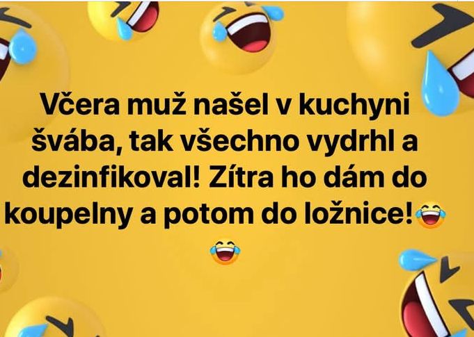 Vtip o manželovi, ktorý našiel švába v kuchyni a dezinfikoval. Emojis smiechu na žltom pozadí.