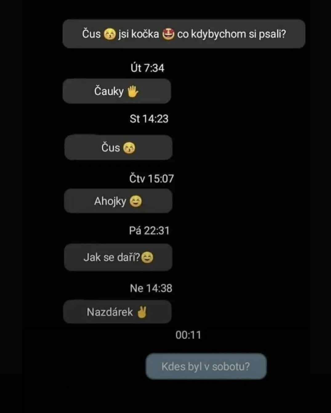 Konverzácia v chatovej aplikácii s otázkami na každodenné udalosti medzi dvoma používateľmi.