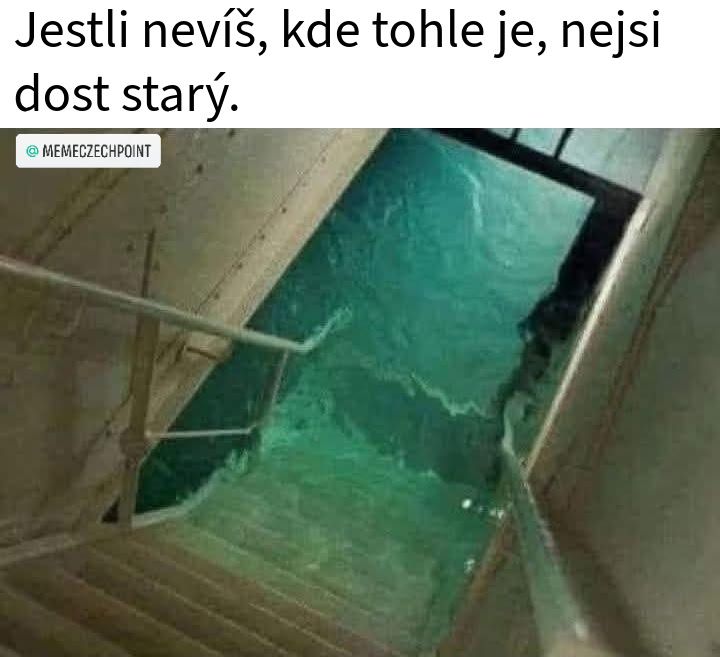 Schody vedúce rovno do vody, doplnené nápisom o veku a poznaní miesta.