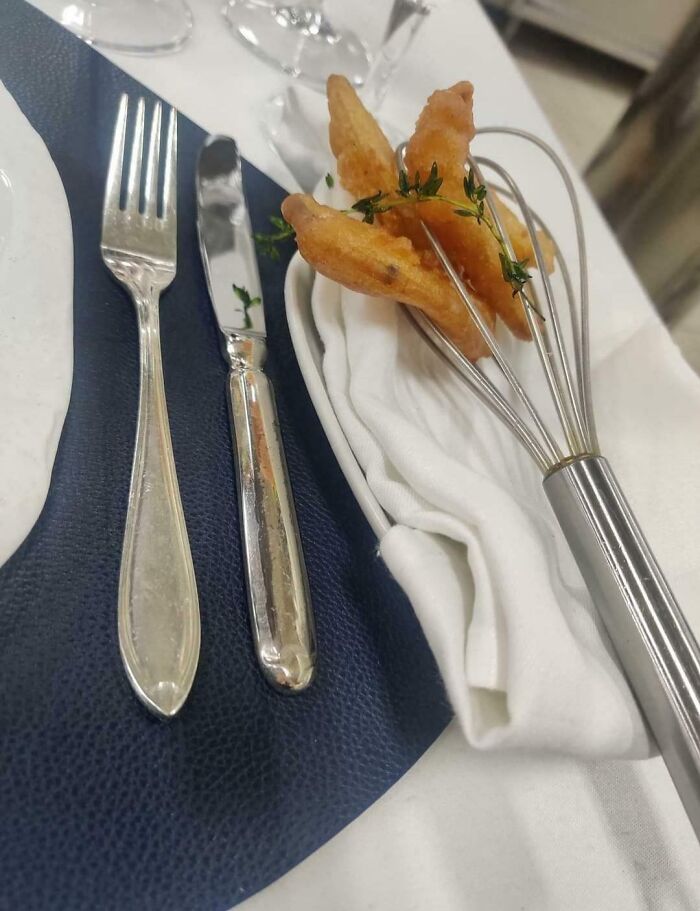 Kreatívne servírovanie: vyprážané kúsky sú podávané na šľahači pri elegantnom stolovaní.