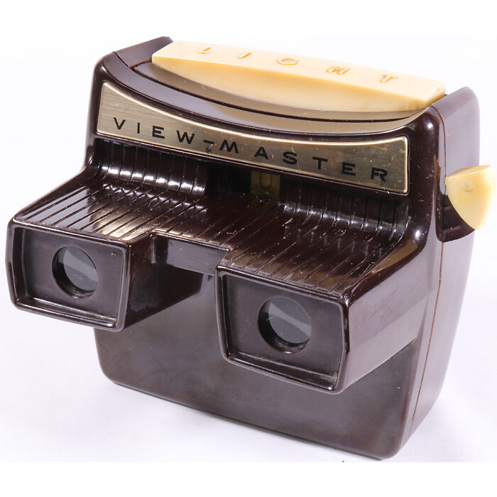 Vintage View-Master v hnedo-krémovej farbe na prezeranie stereoskopických fotografií.