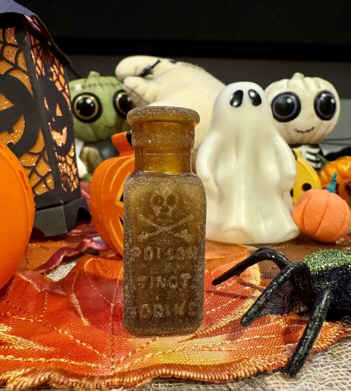 Starodávna fľaša s lebkou, Halloween dekorácie a strašidelná atmosféra.
