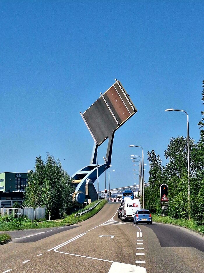 Otvárací most na ceste s autami čakajúcimi na prechod, modrá obloha v pozadí.